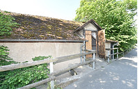 Straßenseitige Ansicht mit Zwerchhaus, Blickrichtung Süden / Altböllinger Mühle, ehem. Scheune in 74081 Heilbronn-Neckargartach (07.2023 - strebewerk. Architekten)