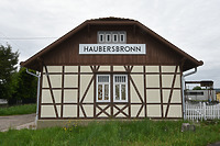 Bahnhofempfangsgebäude Haubersbronn, Nordfassade mit Bahnhofsschild / Bahnhof, Empfangsgebäude in 73614 Schorndorf-Haubersbronn (05.05.2025 - strebewerk. Architekten GmbH)