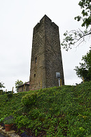 Blick auf die nordwestliche Ecke des Bergfrieds. / Burg Ravensburg, Bergfried in 75056 Sulzfeld, Ravensburg (13.07.2021 - Foto: KB-BM)
