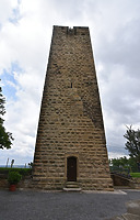 Blick auf die Hofseite des Bergfried mit dem (heutigen) Eingang. / Burg Ravensburg, Bergfried in 75056 Sulzfeld, Ravensburg (31.08.2021 - Foto: KB-BM)
