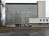 BABO-Hochhaus, hofseitige Ansicht (Westfassade) mit Flachbau. / BABO-Hochhaus in 76532 Baden-Baden-Oos (22.03.2021 - Foto: KB-BM )