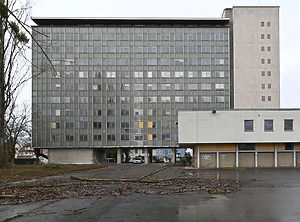BABO-Hochhaus, hofseitige Ansicht (Westfassade) mit Flachbau. / BABO-Hochhaus in 76532 Baden-Baden-Oos (22.03.2021 - Foto: KB-BM )