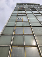 Vorhangfassade mit Außenhülle aus Drahtglas mit Aluminium-Pressleisten / BABO-Hochhaus in 76532 Baden-Baden-Oos (15.03.2021 - Foto: KB-BM)