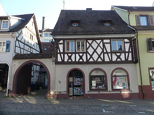 Straßenseitige Ansicht in Richtung Norden / Gebäudekomplex, Hauptgebäude in 79346 Endingen am Kaiserstuhl (2020 - Burghard Lohrum) Straßenseitige Ansicht in Richtung Norden / Gebäudekomplex, Hauptgebäude in 79346 Endingen am Kaiserstuhl (2020 - Burghard Lohrum)