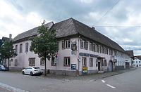 Ansicht von der Nordostseite her auf den Eckbau, den Saalbau (links) und den Durchgangsbau (rechts). / Kippenheim, Obere Hauptstr. 1, Durchfahrtsbau in 77971 Kippenheim (10.2024 - Dipl. Ing. Stefan King, Freiburg) Ansicht von der Nordostseite her auf den Eckbau, den Saalbau (links) und den Durchgangsbau (rechts). / Kippenheim, Obere Hauptstr. 1, Durchfahrtsbau in 77971 Kippenheim (10.2024 - Dipl. Ing. Stefan King, Freiburg)