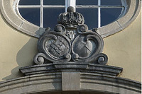 Aufsatz über dem Eingangsportal mit bekröntem Allianzwappen des portugiesischen Königshauses und des Fürstenhauses Hohenzollern-Sigmaringen / Landhaus Umkirch/Fulwell Park in 79224 Umkirch (04.2022 - Dipl. Ing. Stefan King)