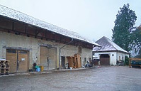 Anicht von der Hofseite/von Süden auf den Hauptbau des Südtraktes (links) und den Westbau (rechts). / Sulzburg, Nebengebäude des Rathauses - Südtrakt, Hauptbau in 79295 Sulzburg (12.2023 - Dipl. Ing. Stefan King, Freiburg)