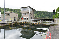 Ansicht von Oberwasser, Felder 1-2 / Staustufe Hessigheim, Straßenbrücke in 74394 Hessigheim (2025 - strebewerk.)
