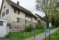 Nordwestmauer Waldtorort, Zwingermauer: Abschnitt zwischen Flöttlinstor- und Schlachthausstraße von 32m Länge und bis 5m Höhe, im Hintergrund das Haus Flöttlinstorstraße 13 / Stadtmauer in 78628 Rottweil (2024 - Stefan King, Freiburg)