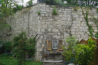Südwestmauer Waldtorort, Hauptmauer unterhalb der Neutorstraße: Mauerabschnitt hinter Gebäude Am Stadtgraben 16 und 4m Höhe mit Quadern aus Muschelkalk/Dolomit / Stadtmauer in 78628 Rottweil (2024 - Stefan King, Freiburg)