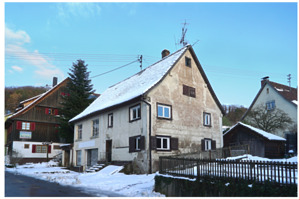 Vordere, westliche Traufseite an der Straße und südliche Giebelseite, rechts kleiner Schuppen / Bauernhaus in 78333 Espasingen (2024 - Stefan King)