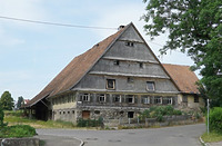Nach Osten abgerücktes Nebengebäude mit gemauerten Umfassungswänden, Blick von Südwesten / Bauernhaus in 78655 Dunningen (2023 - Stefan King) Nach Osten abgerücktes Nebengebäude mit gemauerten Umfassungswänden, Blick von Südwesten / Bauernhaus in 78655 Dunningen (2023 - Stefan King)