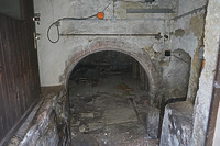 Zurückgesetztes und tieferliegendes rundbogiges Kellerportal / Gewölbekeller in 77855 Oberachern (2023 - Stefan King, Freiburg) Zurückgesetztes und tieferliegendes rundbogiges Kellerportal / Gewölbekeller in 77855 Oberachern (2023 - Stefan King, Freiburg)