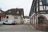 Blick von Osten aus der Poststraße, links das Gebäude Nr. 18, rechts das ehemalige Gasthaus Zum Rebstock / Gewölbekeller in 77855 Oberachern (2023 - Stefan King, Freiburg) Blick von Osten aus der Poststraße, links das Gebäude Nr. 18, rechts das ehemalige Gasthaus Zum Rebstock / Gewölbekeller in 77855 Oberachern (2023 - Stefan King, Freiburg)