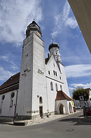 Blick auf die Nordwestecke mit dem Nordturm / Evangelische Stadtkirche St. Maria in 89537 Giengen an der Brenz (14.07.2022 - KB-BM)