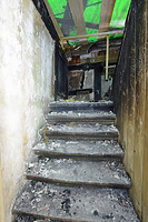 2.OG, Raum 2.1, Flur.
Bauzeitliche Blocktreppe vom 2.OG ins Mansardgeschoss. Die Südwand hinter dem Treppenpodest zeigt schon erhebliche Brandspuren. / Wohn- und Geschäftshaus in 71229 Leonberg (27.08.2026 - Michael Hermann, Heimerdingen) 2.OG, Raum 2.1, Flur.
Bauzeitliche Blocktreppe vom 2.OG ins Mansardgeschoss. Die Südwand hinter dem Treppenpodest zeigt schon erhebliche Brandspuren. / Wohn- und Geschäftshaus in 71229 Leonberg (27.08.2026 - Michael Hermann, Heimerdingen)