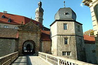 Schloss Weikersheim, Marstall mit Torturm und Tordurchfahrt von Osten. / Marstall in 87990 Weikersheim Schloss Weikersheim, Marstall mit Torturm und Tordurchfahrt von Osten. / Marstall in 87990 Weikersheim
