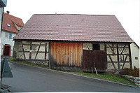 Schafscheuer, Kirchberg 10, Flacht. Westfassade. Verzeichnungskorrigierte Digitalaufnahme / ehem. Schafscheuer in 71287 Weissach - Flacht (26.05.2008 - Michael Hermann)