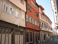 Straßenseitige Ansicht des Gebäudes Webergasse 14 (roter Gebäudeteil rechts) und 16 (links) / Wohngebäude in 73728 Esslingen am Neckar