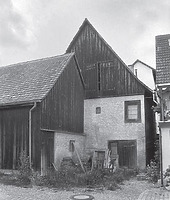 Ansicht SO, zu sehen ist das große Tor zum abgetieften EG-Keller und die Ladeluke im Giebel
Quelle: Petra Wichmann, in: Denkmalpflege in Ba.-Wü. Nachrichtenblatt, 2, 2005, S. 65 Abb. 113 / Rebbauern-Fischerhaus in 78479 Reichenau, Mittelzell (01.09.2010) Ansicht SO, zu sehen ist das große Tor zum abgetieften EG-Keller und die Ladeluke im Giebel
Quelle: Petra Wichmann, in: Denkmalpflege in Ba.-Wü. Nachrichtenblatt, 2, 2005, S. 65 Abb. 113 / Rebbauern-Fischerhaus in 78479 Reichenau, Mittelzell (01.09.2010)