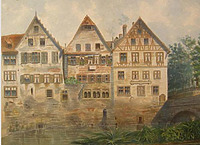 Das Aquarell Johann Friedrich Reiks von 1878 zeigt, dass es sich um einen steinernen Wohnbau aus der Zeit um 1200 handelt. Im Erdgeschoss: drei Biforien mit romanischen Rundbögen (Hällisch-Fränkisches Museum, Inv.-Nr. 1987/0033-348) / Fachwerkhaus, Sog. Sulmeisterhaus in 74523 Schwäbisch Hall