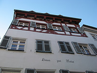 Konstanz/Niederburg, Brückengasse 5, Haus zur Rebe. Ansicht von der Brückengasse auf die oberen Stockwerke. (Schoenenberg 2008) / Haus zur Rebe in 78464 Konstanz 