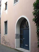 Rundbogentor, westliche Giebelseite / Gigersbädle, Rückgebäude zu Haus zur Krone in 78462 Konstanz (2008 - Schoenenberg)
