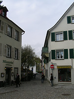 Blick von Südwesten in die Gerichtsgasse auf Haus Nr. 2 und Nr. 3 / Haus zum Strahl in 78462 Konstanz (2008 - Löbbecke)