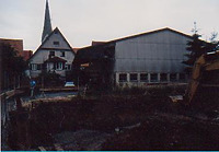 Gesamtansicht von Westen. Im Hintergrund Fachwerkgiebel in der Flucht der ehemaligen Stadtmauer. / Wohn- und Geschäftshaus, Burgstelle in 72631 Grötzingen