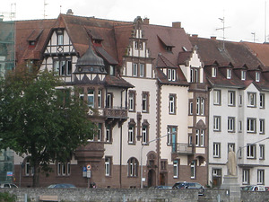 Rheinsteig 9 (linker Teil) und 11 (rechter Teil) von Nordwesten
/ Wohnhaus in 78462 Konstanz (2008 - Schoenenberg) Rheinsteig 9 (linker Teil) und 11 (rechter Teil) von Nordwesten
/ Wohnhaus in 78462 Konstanz (2008 - Schoenenberg)