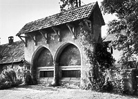 steinernes Sprechgitter, Klosterseite (www.bildindex.de) / Ehem. Klarissenkloster St. Cäcilia, Klostermauer mit Sprechgitter und ehem. Waschhaus in 72793 Pfullingen