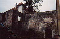 Ostflügel außen, links: bebauter Bergfriedstumpf, von NO. / Schloss Neuenbürg in 75305 Neuenbürg