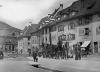 Blick von Süden in den nördlichen Bereich der Hauptstraße; bei dem Gebäude mit Vollwalm (2. v. li) handelt es sich um Haus Nr. 17 (um 1910) / Wohn- und Geschäftshaus in 79219 Staufen, Staufen im Breisgau (01.01.1910 - Stadtarchiv Staufen (Aufnahme von Rudolf Hugard))