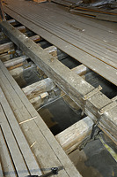 Hängeholzblattsassen an jedem zweiten Dachbalken. Darüber  zweitverwendete Kehlbalken. / Stadtpfarrkirche St. Jakobus in 88630 Pfullendorf (16.7.2024 - Michael Hermann, Heimerdingen)