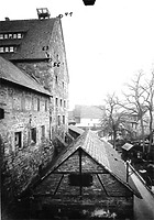 Aufnahme von Nordost, 1982 / Steinhaus mit Scheune des Pfleghof in 75438 Knittlingen Aufnahme von Nordost, 1982 / Steinhaus mit Scheune des Pfleghof in 75438 Knittlingen