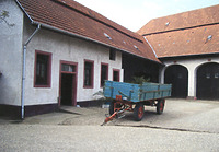 Wirtschaftsgebäude und Scheune, Ansicht von Süden, 
Urheber: Schulle und Dietrich, Freie Architekten / landwirt. Anwesen des Bauernweilers Grenzhof in 69123 Heidelberg-Wieblingen, Grenzhof