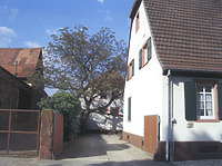 Hofeinfahrt mit Blick auf Wirtschaftsgebäude,  Ansicht von Südwesten,
Urheber: Schulle und Dietrich, Freie Architekten / landwirt. Anwesen des Bauernweilers Grenzhof in 69123 Heidelberg-Wieblingen, Grenzhof