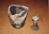 Schmelztiegel aus der Verfüllung der Latrine 1. Hälfte 14. Jh. und Leuchterfragment aus der Planierung um 1300. / Wohn- und Geschäftshaus in 74523 Schwäbisch Hall