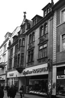 Wohn- und Geschäftshaus, Ansicht von Nordosten, 
Urheber: Regierungspräsidium Karlsruhe, RPK, Ref. 26 / Wohn- und Geschäftshaus in 69117 Heidelberg-Altstadt