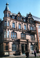 ehem. Oberrheinische Bank, Bank- und Wohnhaus, Ansicht von Westen, Grabengasse,
Urheber: Burkhard, Hans und Körkel, Klaus (Heidelberg, Freie Architekten) / ehem. Oberrheinische Bank, Bank- und Wohnhaus in 69117 Heidelberg-Altstadt