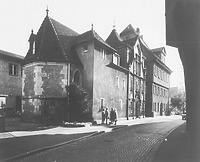Marchtaler Hof, ehem. Klosterpfleghof
Hauptgebäude re. (1. H. 13. Jh.), daneben die Freimaurerloge (Ende 19. Jh.) / Marchtaler Hof, Klosterhof Marchtal in 72764 Reutlingen (1969 - Bildarchiv Foto Marburg; Neg.Nr. LDA Tübingen 23695, aufgen. durch Dr. Hell.) Marchtaler Hof, ehem. Klosterpfleghof
Hauptgebäude re. (1. H. 13. Jh.), daneben die Freimaurerloge (Ende 19. Jh.) / Marchtaler Hof, Klosterhof Marchtal in 72764 Reutlingen (1969 - Bildarchiv Foto Marburg; Neg.Nr. LDA Tübingen 23695, aufgen. durch Dr. Hell.)