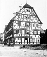 Rathaus, 1619, aufgen. ~ 1910, Ansicht N
Quelle: Bildarchiv Foto Marburg / Gasthaus Zum güldenen Hirschen, später Rathaus in 74740 Adelsheim