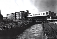 Firma Schachenmayr Ansicht Nord,
Kanal, Vordach und Laderampe-Bahn um 1976 / Wollsortiergebäude Schachenmayr in 73084 Salach Firma Schachenmayr Ansicht Nord,
Kanal, Vordach und Laderampe-Bahn um 1976 / Wollsortiergebäude Schachenmayr in 73084 Salach