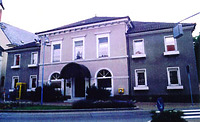 Pfarrzentrum, ehem. Rat- und Schulhaus , Ansicht von Südwesten
Quelle: Barbara und Robert Crowell (Diplomingenieure Freie Architekten) / Pfarrzentrum, ehem. Rat- und Schulhaus in 68789 St. Leon-Rot Pfarrzentrum, ehem. Rat- und Schulhaus , Ansicht von Südwesten
Quelle: Barbara und Robert Crowell (Diplomingenieure Freie Architekten) / Pfarrzentrum, ehem. Rat- und Schulhaus in 68789 St. Leon-Rot