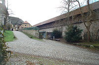 Blick von Westen. Rechts innere Wehrmauer. Mitte ehem. Mauern (grüne Plane) der Remise mit Tor. Hinten Heuhaus von 1774. / Ehemalige Holz- und Chaisen-Remise in 72074 Tübingen-Bebenhausen