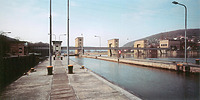 die Schleuse von der oberen Wasserseite / Staustufe Neckarzimmern in 74865 Neckarzimmern (Daniele De Lonti, in wasser_werke Fernanda De Maio, Stuttgart 1999) die Schleuse von der oberen Wasserseite / Staustufe Neckarzimmern in 74865 Neckarzimmern (Daniele De Lonti, in wasser_werke Fernanda De Maio, Stuttgart 1999)