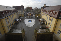 Blick in den Ehrenhof mit Witwenbau links, Wachhäuschen und Marstall rechts; im Vordergrund die Brücke über den Halsgraben (2011) / Schloss Kirchberg an der Jagst in 74592 Kirchberg an der Jagst (24.01.2012 - strebewerk.)