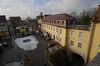 Blick  vom sog. Rokokozimmer des Hauptbaus gen Südwesten in den Ehrenhof mit Wachhäuschen vor Kopf, auf die Längsfront des Marstalls (2012) / Schloss Kirchberg an der Jagst, Marstall in 74592 Kirchberg an der Jagst (24.01.2012 - strebewerk.)