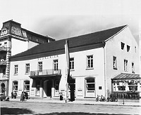 Verlagshaus des Südkuriers mit Resten des ehem. Spitals zum Hl. Geist in der Halle (um 1950) / Ehem. Heiliggeistspital, ehem. Gasthaus Krone in 78642 Konstanz (01.01.1950 - Bildindex Foto Marburg (B 717/5))