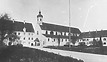 Kloster Gutenzell - ehem. Zisterzienserinnen-Reichsstift: Kloster-(Pfarr)-Kirche, Gastbau (Schloss) und östlicher Flügel (Pfarrhaus) um 1945 / Reichsabtei Gutenzell in 88484 Gutenzell-Hürbel (01.01.1945 - 3517 (9x12); Landesdenkmal Ba-Wü - Stuttgart; Bildindex Foto Marburg)